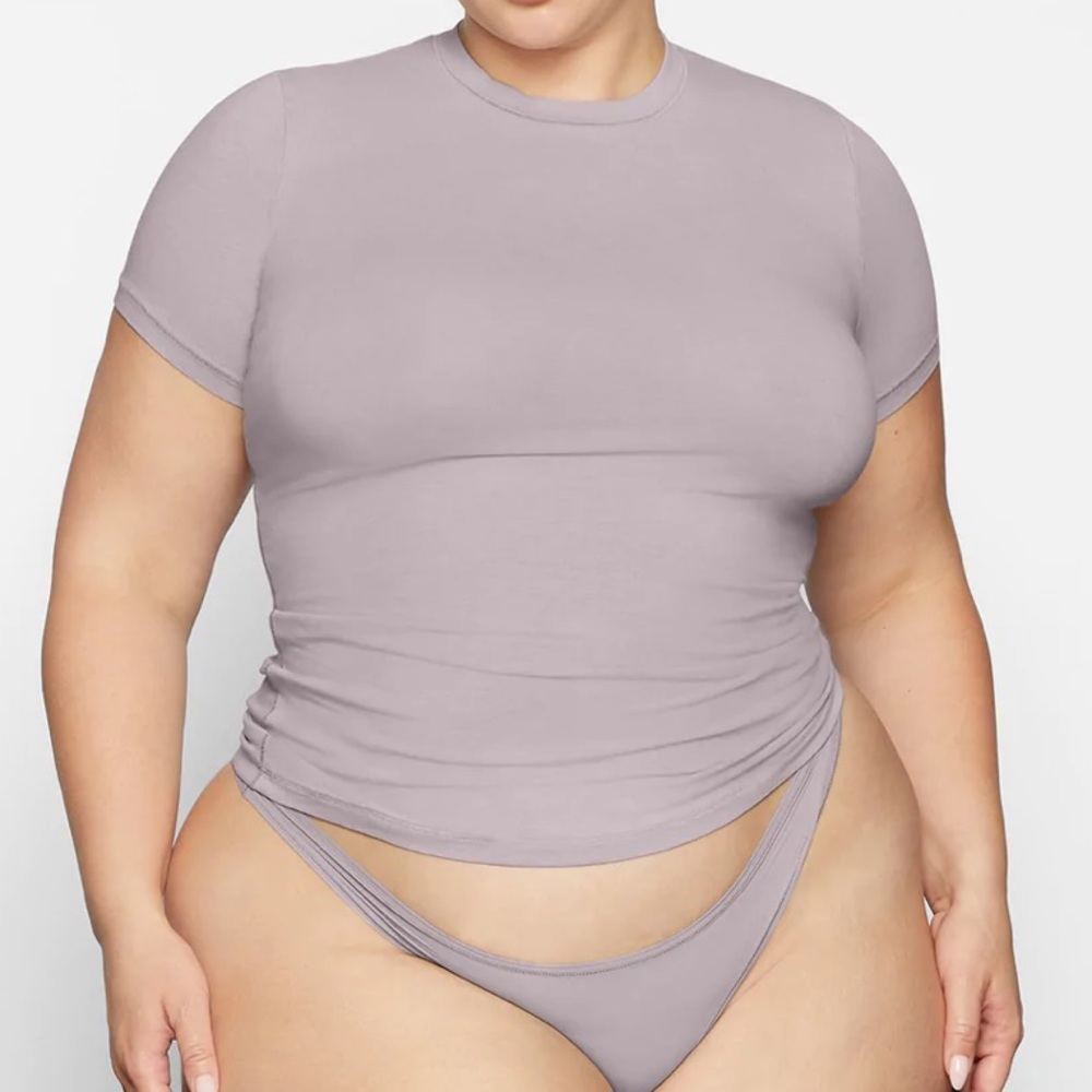 SKIMS TOP IN SILVER
